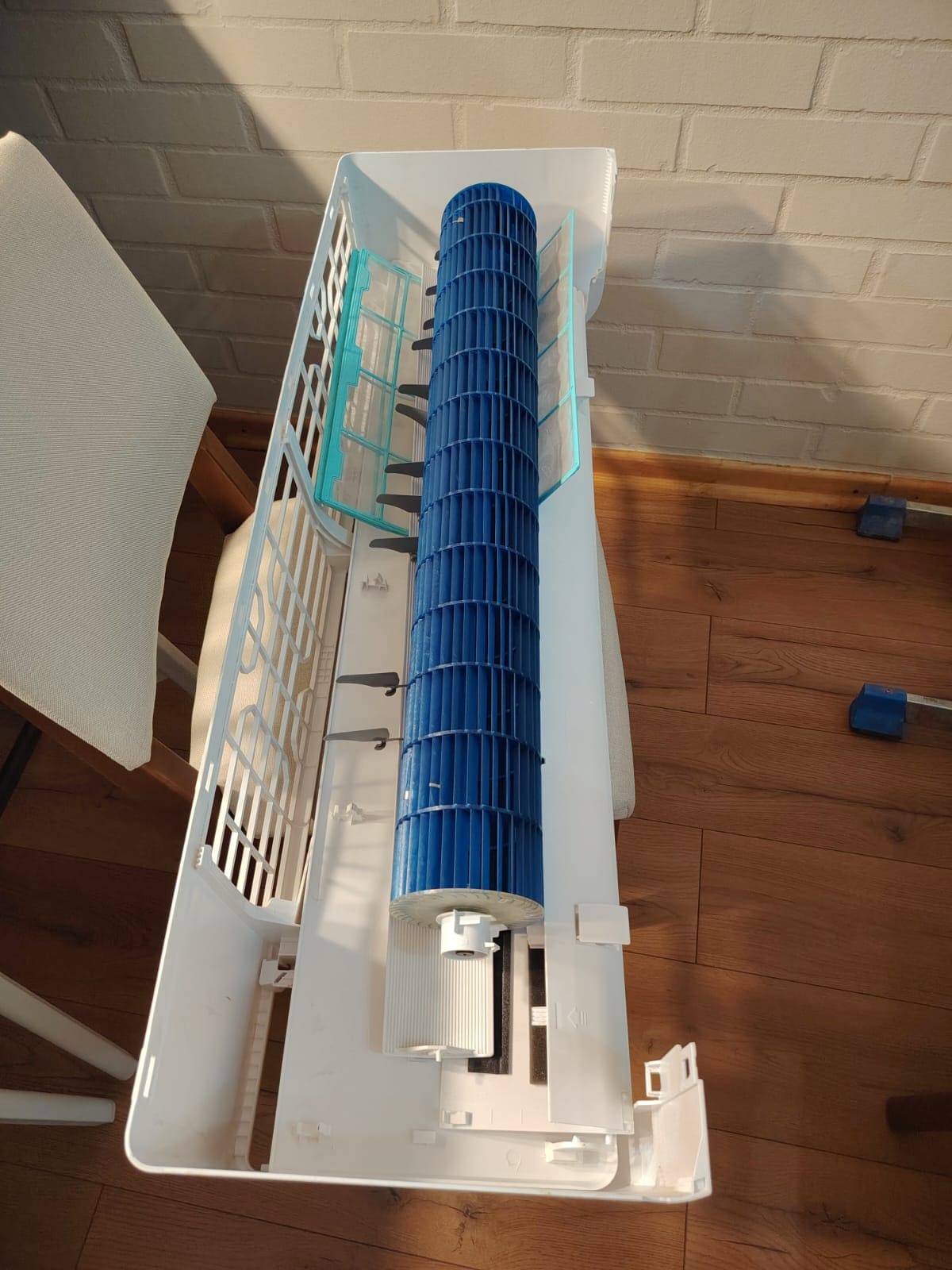 Turbina y filtros de un split desarmado para limpieza